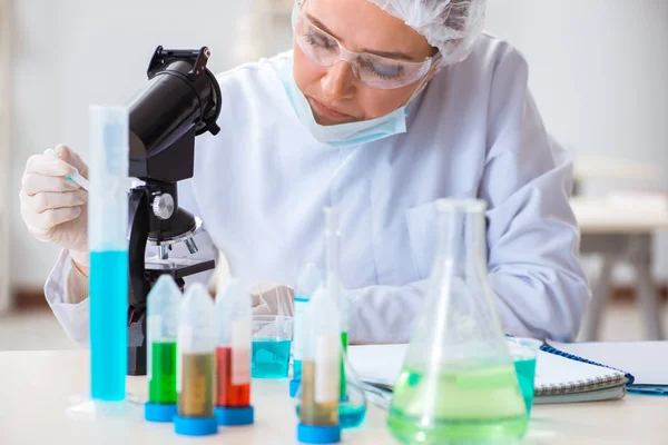 Mulher química que trabalha no laboratório de clínica hospitalar — Fotografia de Stock