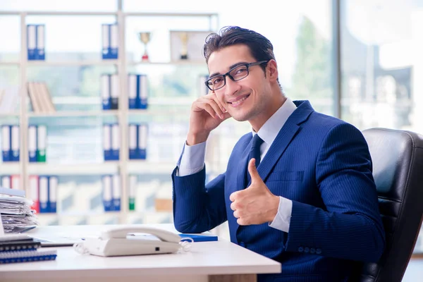 Giovane bel dipendente uomo d'affari che lavora in ufficio alla scrivania — Foto Stock