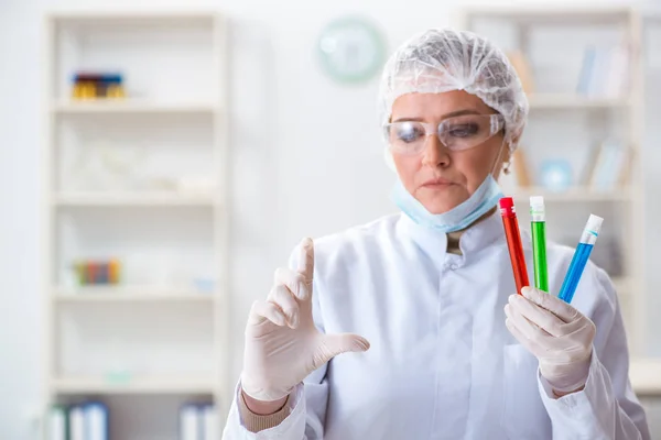 Žena chemik mačkání virtuální tlačítko v laboratoři — Stock fotografie