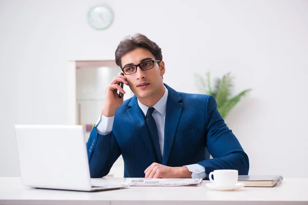 Empregado empresário falando no telefone do escritório — Fotografia de Stock