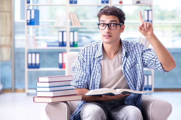 Öğrenci kitap okuyor ve kütüphanede sınavlara hazırlanıyor — Stok fotoğraf