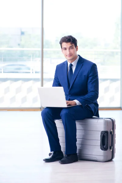 Empresario esperando su vuelo en el aeropuerto — Foto de Stock