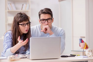 Sınıfta okuyan iki tıp öğrencisi.