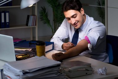Çalışan, fazla mesai sonrası stresi uyuşturucudan alıyor.