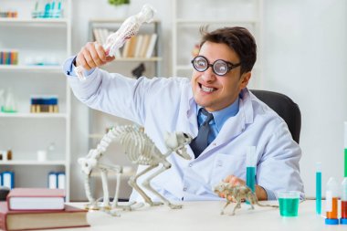 Laboratuvar kliniğinde kedi iskeleti olan komik bir bilim adamı.