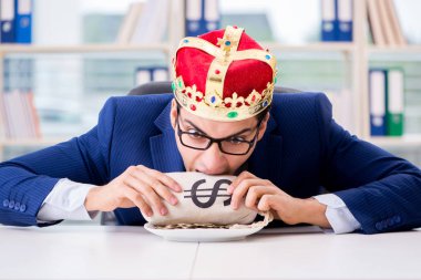 Ofisinde para çantası olan bir iş adamı.