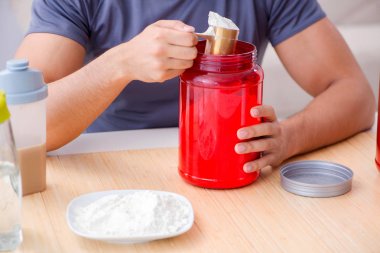 Sporcu daha iyi kaslar için yeni protein takviyeleri tadıyor