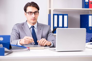 Masada çalışan yakışıklı bir işadamı.