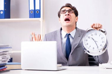 Acil ve son teslim tarihi konseptinde alarm veren bir işadamı. 
