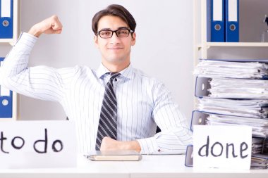 İş adamı yapılacaklar listesi üzerinde çalışıyor