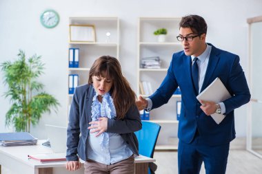 Hamile kadın ofiste debeleniyor ve iş arkadaşı oluyor.