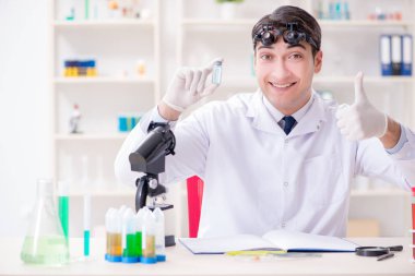 Laboratuvarda çalışan genç bir kimyager.