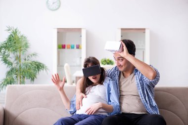 Genç çift sanal gerçeklik gözlüğü deniyor.