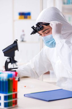 Laboratuvarda çalışan genç bir kimyager.