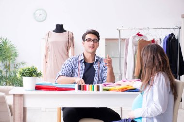 Hamile kadın yeni kıyafet için terziye gidiyor.