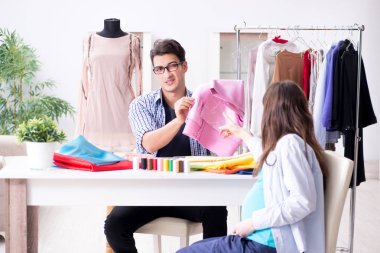 Hamile kadın yeni kıyafet için terziye gidiyor.