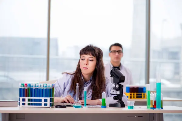 Zwei Chemiker experimentieren im Labor — Stockfoto