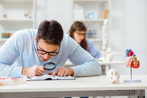 Twee studenten geneeskunde studeren in de klas — Stockfoto