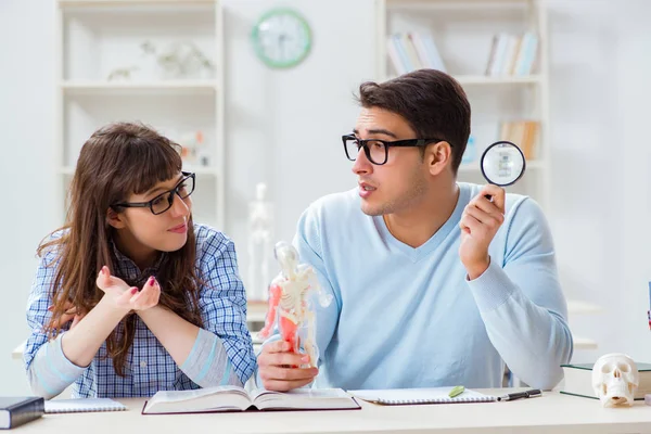 Dois estudantes de medicina que estudam em sala de aula — Fotografia de Stock