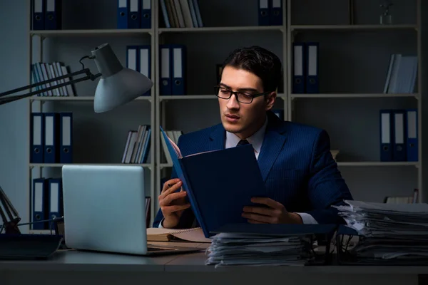 Affärsman som arbetar sent på kvällen på kontoret för övertidsbonus — Stockfoto