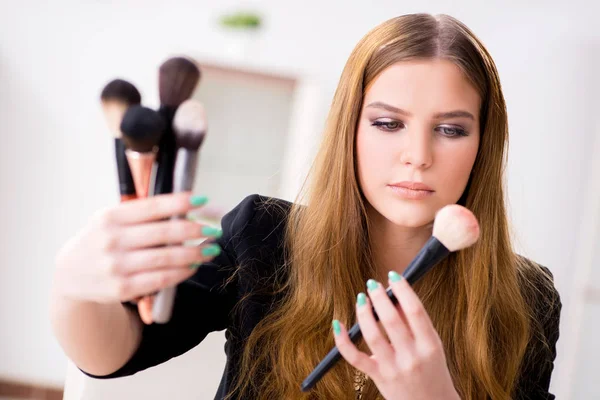 Jonge vrouw die make-up voorbereidt op het feest — Stockfoto