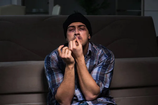 麻薬の問題で苦しんでる若い男 — ストック写真
