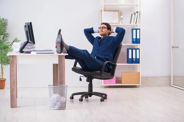 Jonge knappe zakenman die aan de balie werkt — Stockfoto