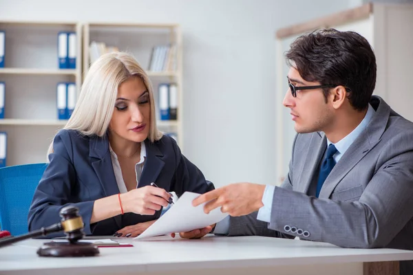 Abogado discutiendo caso legal con cliente — Foto de Stock