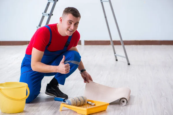 Contratista trabajador que se prepara para la decoración de papel pintado —  Fotos de Stock