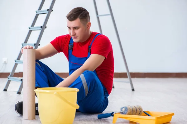 Entreprenör arbetare förbereder sig för tapet dekoration — Stockfoto