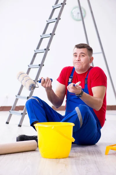 Pintor masculino se preparando para o trabalho de pintura no canteiro de obras — Fotografia de Stock