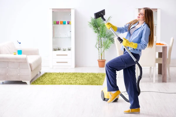 Mujer joven limpiando piso en casa haciendo tareas — Foto de Stock