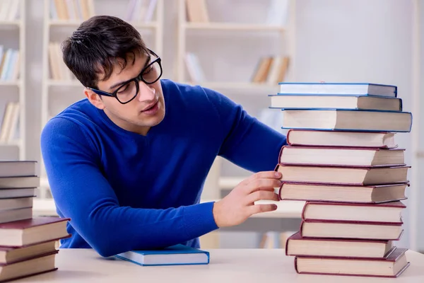 Manlig student förbereder sig för tentor i universitetsbiblioteket — Stockfoto