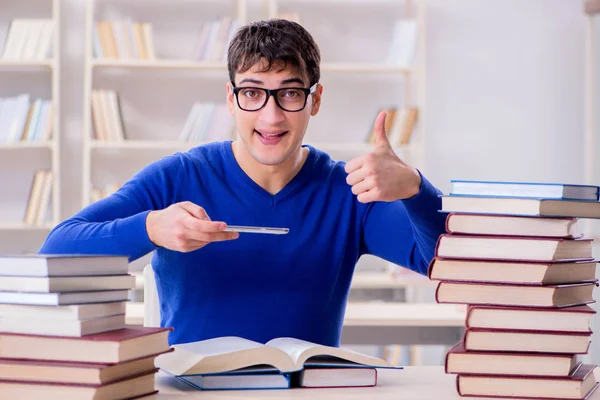 Manlig student förbereder sig för tentor i universitetsbiblioteket — Stockfoto