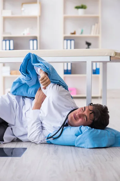 Doctor durmiendo en el suelo después de un largo turno de noche — Foto de Stock