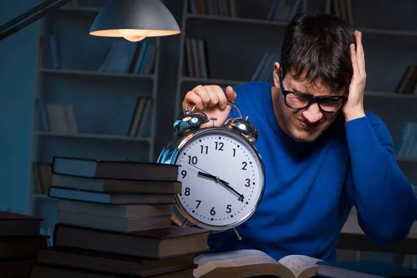 Estudante se preparando para exames tarde da noite na biblioteca — Fotografia de Stock