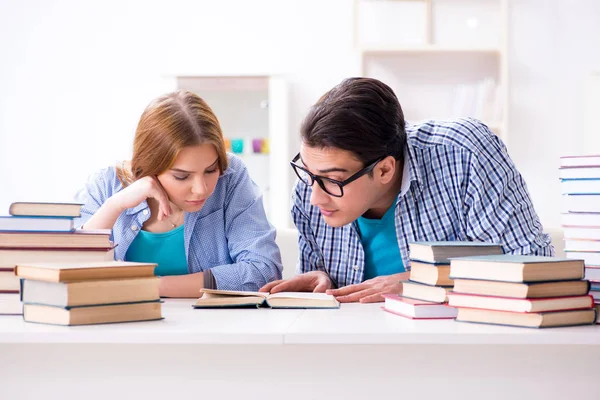 Par de estudantes que estudam para exames universitários — Fotografia de Stock