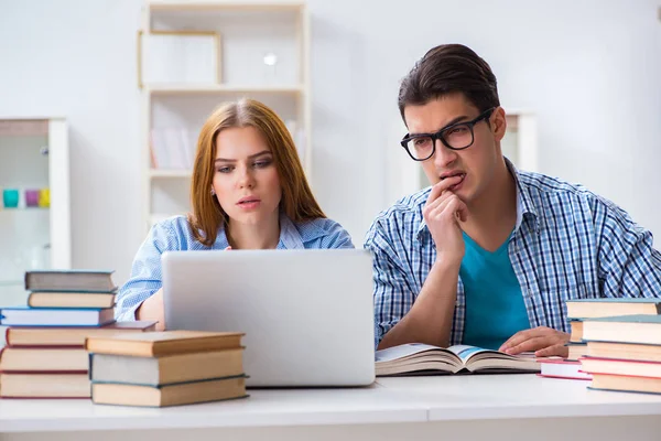 Zwei Schüler bereiten sich auf Schulprüfungen vor — Stockfoto