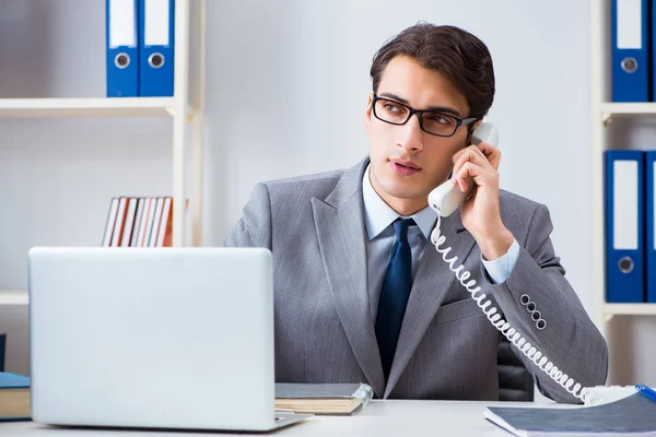 Empregado empresário falando no telefone do escritório — Fotografia de Stock