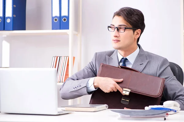Молодой привлекательный бизнесмен, работающий в офисе за столом — стоковое фото