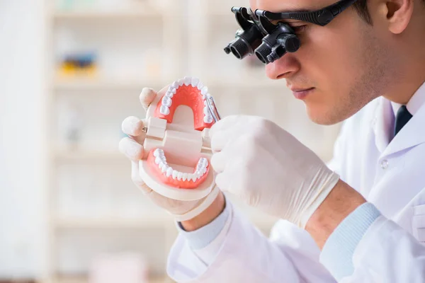 Jovem dentista que trabalha no hospital de odontologia — Fotografia de Stock