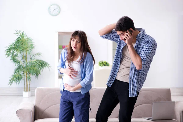 Zwangere vrouw met man thuis — Stockfoto