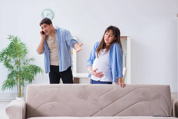 自宅で夫と妊娠中の女性 — ストック写真