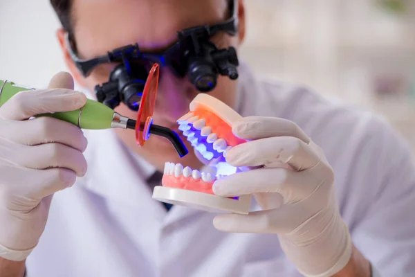 Young dentist working in the dentistry hospital — Stock Photo, Image