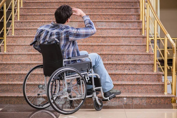 Pria cacat di kursi roda mengalami kesulitan dengan tangga — Stok Foto