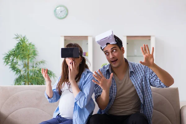 Pareja joven probando gafas de realidad virtual — Foto de Stock