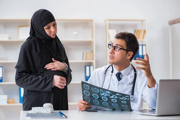 定期的なチェックアップのために医師を訪問イスラム教徒の女性 — ストック写真