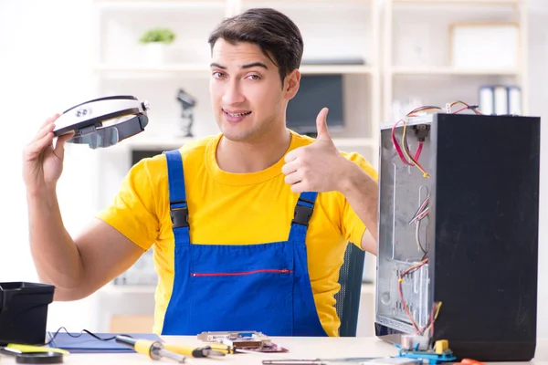 Computer repair technician repairing hardware — Stock Photo, Image