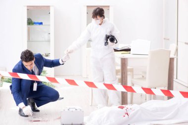 Adli tıp dedektifi suç mahallinde.