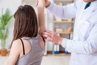 Doktor hastaların eklem esnekliğini kontrol ediyor